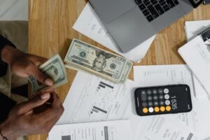 contabilidad dinero en efectivo usando una calculadora