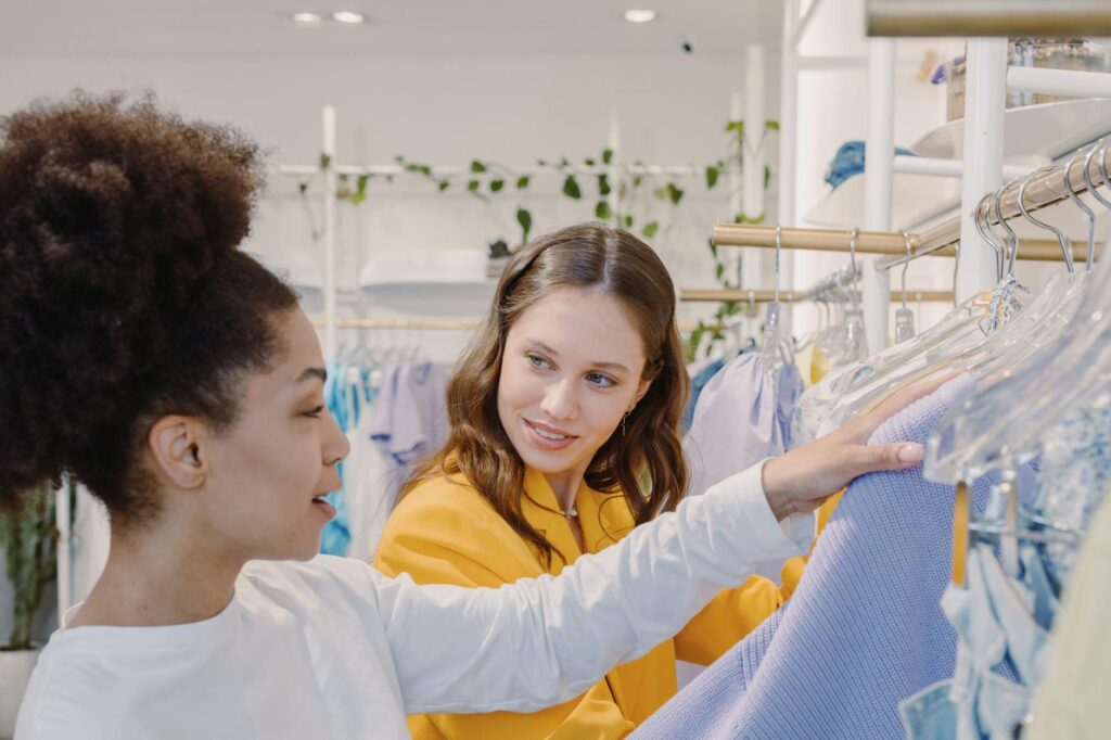 Servicio Personalizado: Fotos de stock gratuitas de adentro, amigos de compras, boutique