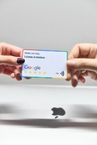 two hands holding a google credit card in front of an apple logo
elegir agencia digital