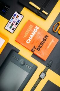 Change by Design by Tim Brown book beside smartphone diseño web profesional