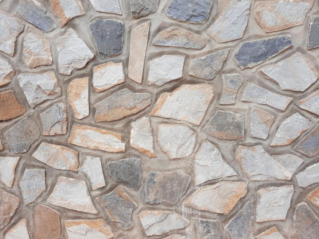 Diseño Beatstore: Textura detallada de una pared de piedra rústica con formas irregulares y tonos