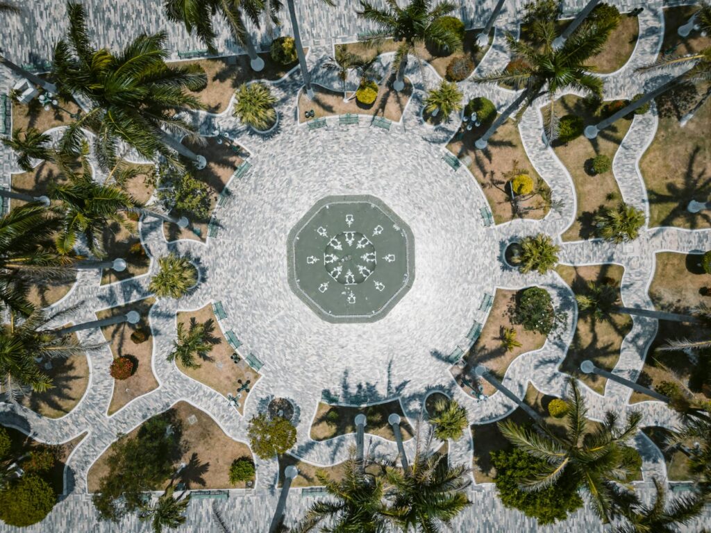 Dise&ntilde;o para Beatstore: Impresionante toma a&eacute;rea de un jard&iacute;n tropical con dise&ntilde;o geom&eacute;trico con