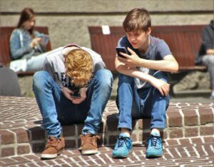 ventajas y desventajas de las redes sociales para adolescentes: 2 Niño Sentado En El Piso Marrón M